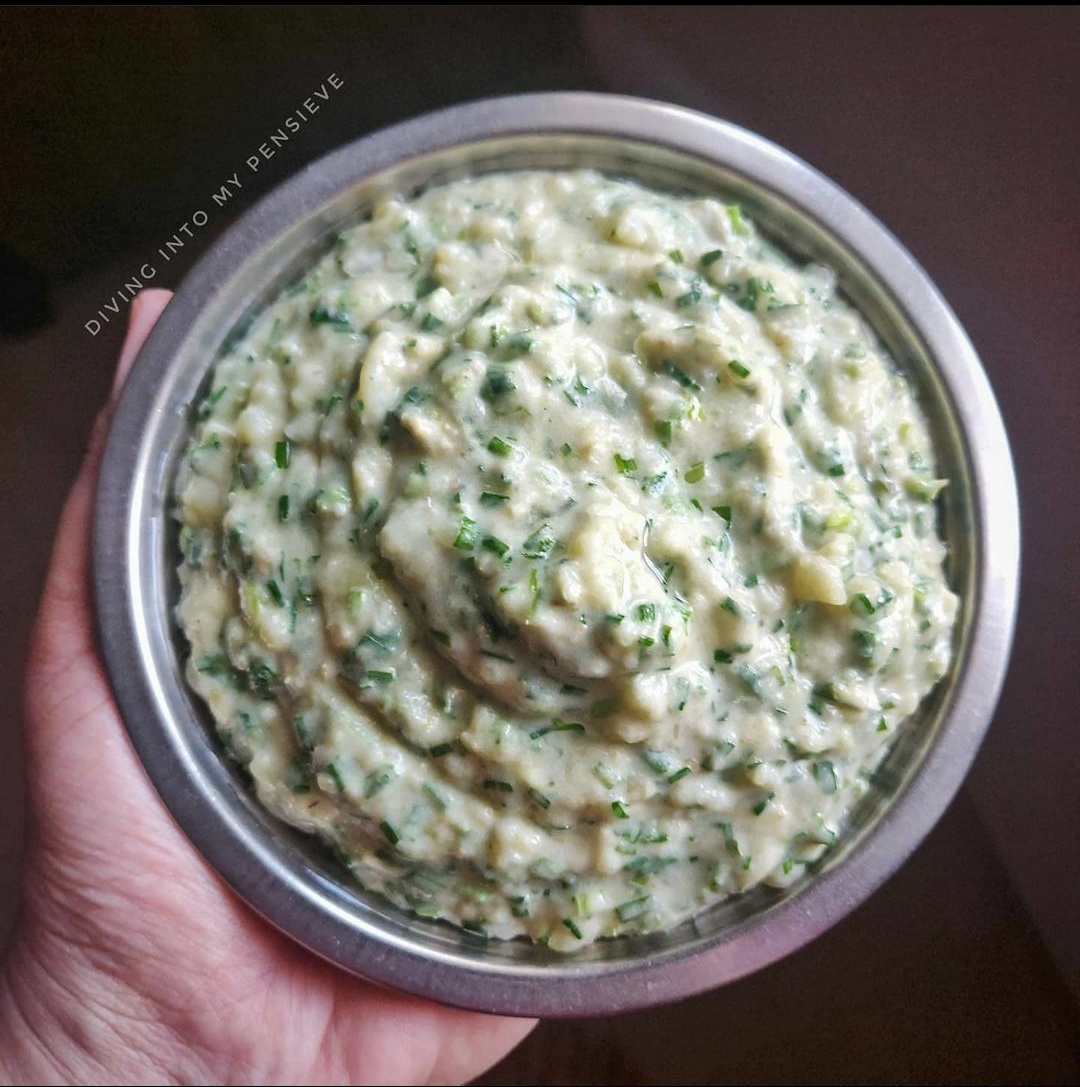 Leela Lasan nu Kachu ( Rich green garlic mashed potato )